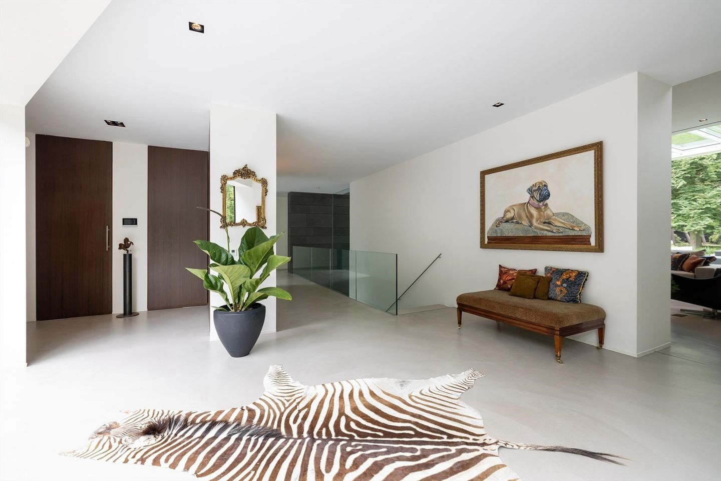 Gietvloer in villa met moderne en klassieke inrichitng