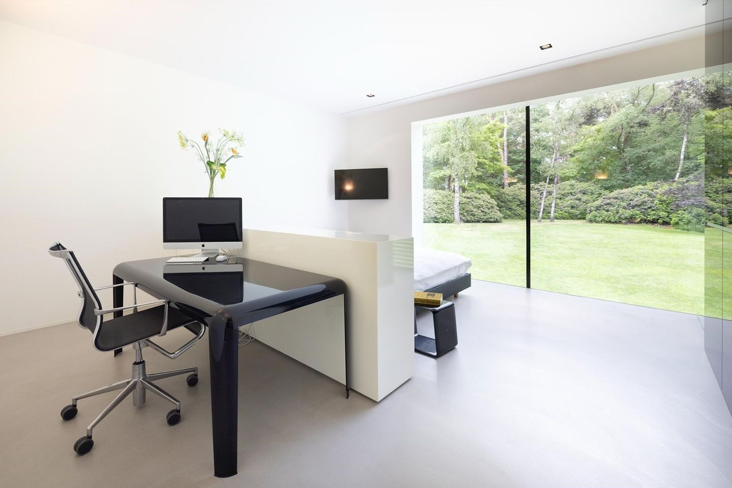 Gietvloer met bureau en bed met mooi uitzicht in grote tuin