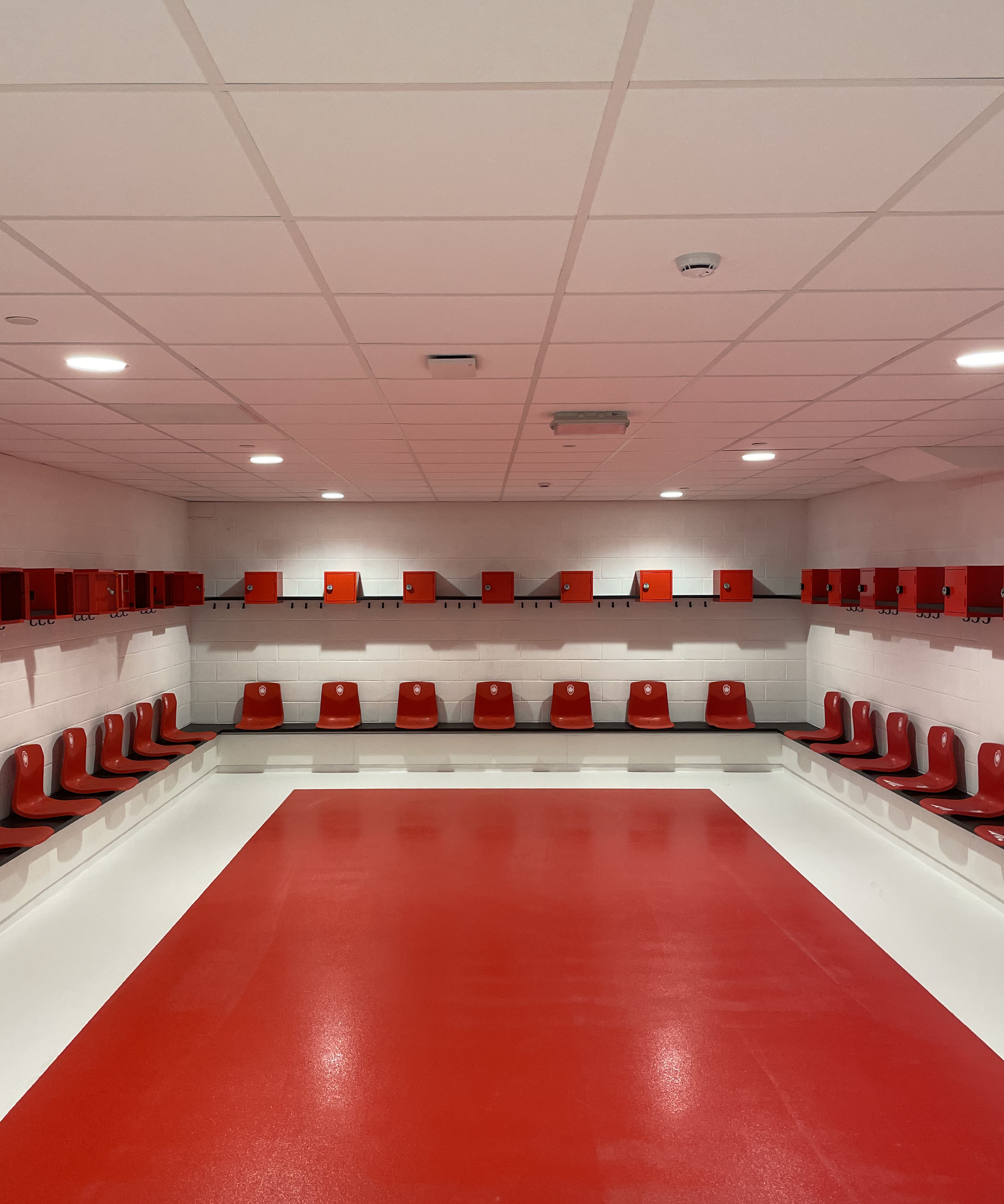 Wit en rode gietvloer in de kleedkamer van Royal Antwerp FC