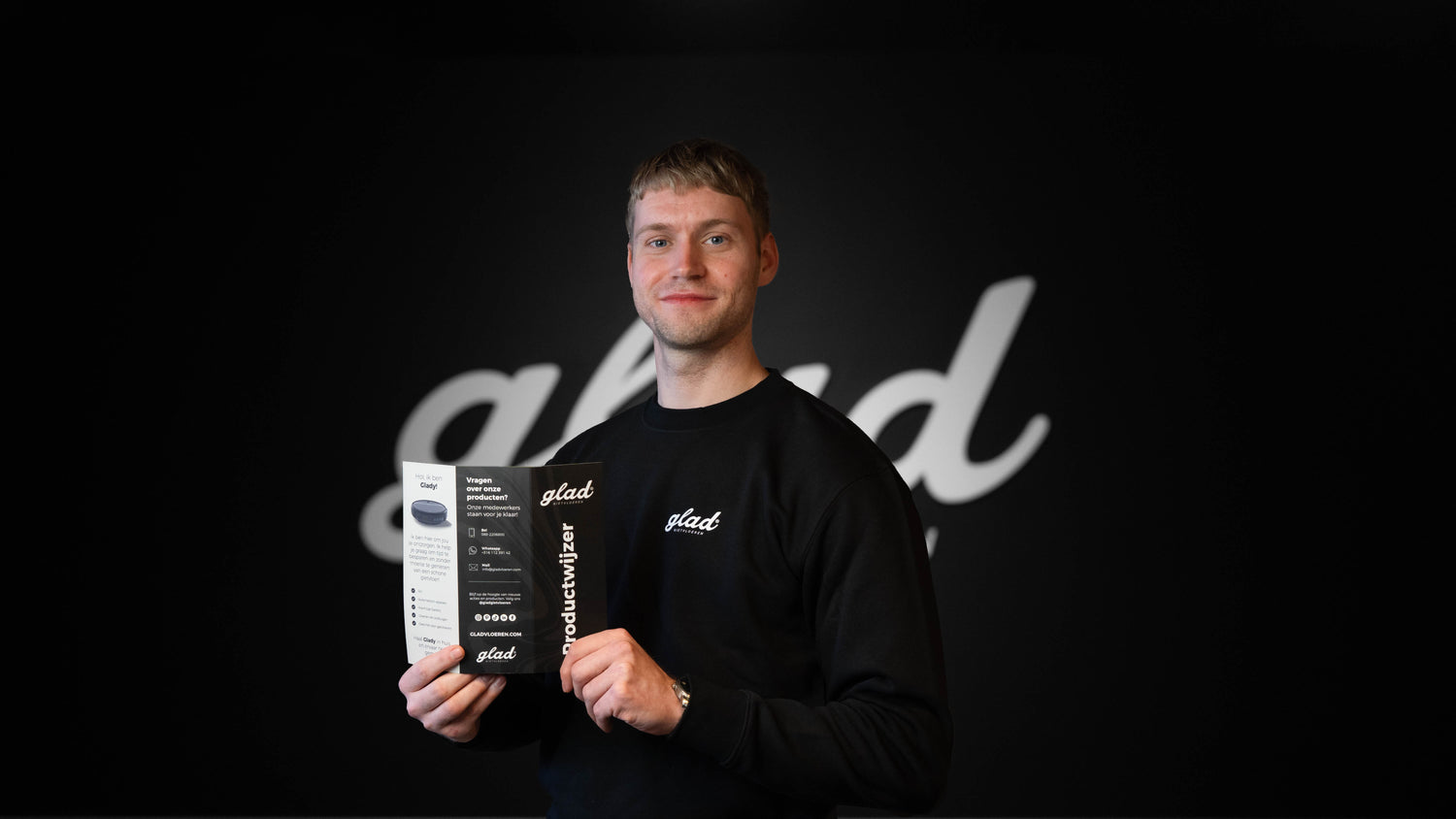 Chris met gladfolder in zijn hand!