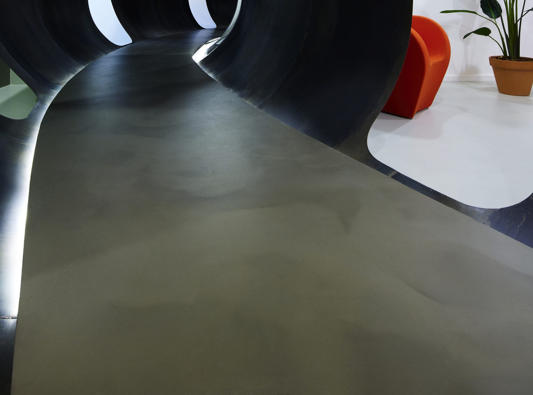Metallic gietvloer in een tunnel in de oude Glad Gietvloeren showroom van Minervum Breda