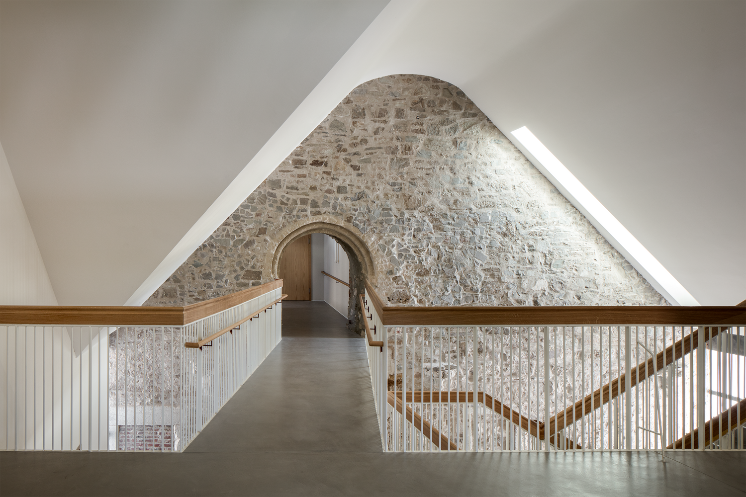 pandomo studio vloer in een luxe lichte woning met stenen wand en houten trappen