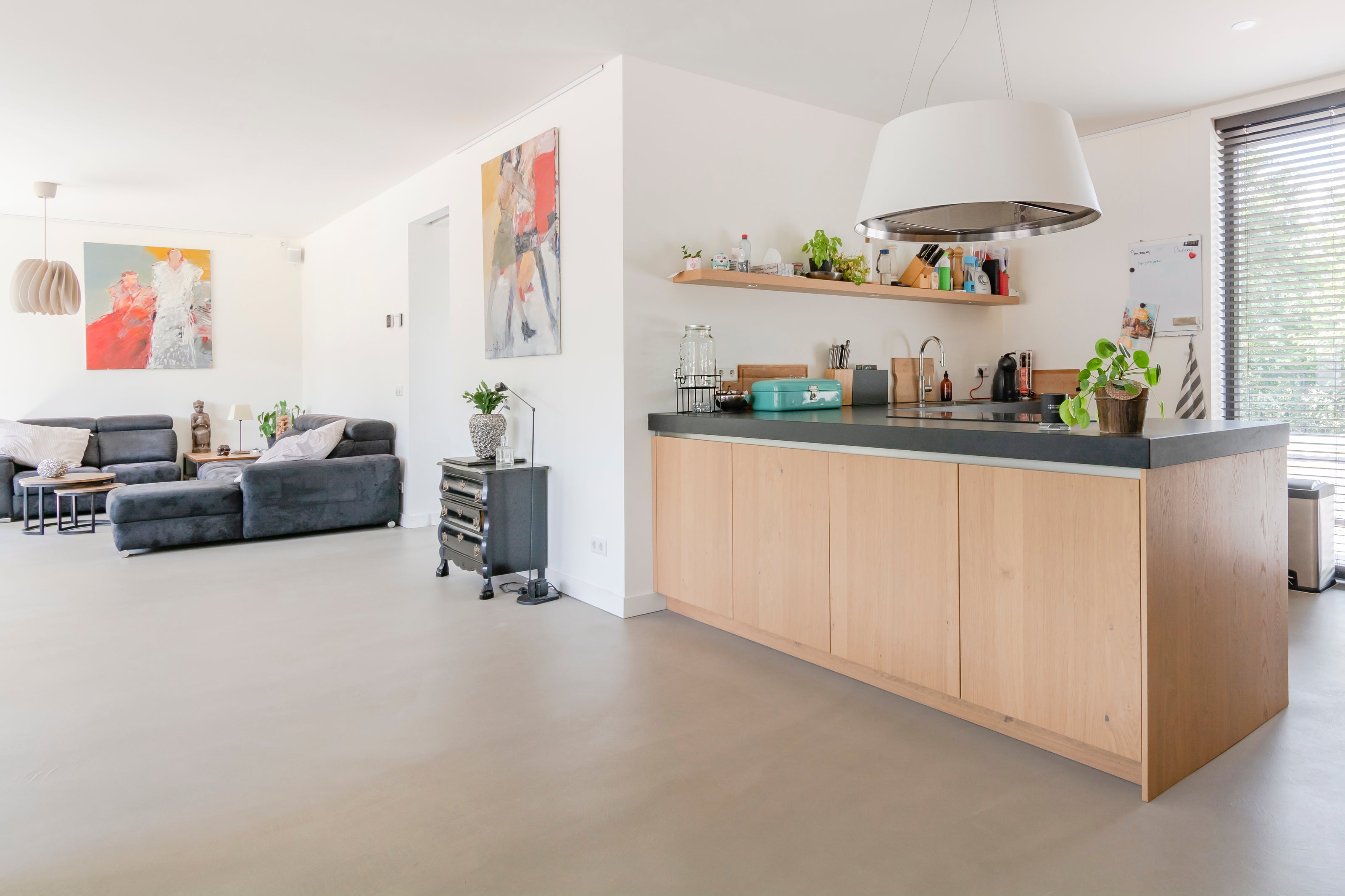 Gietvloer in moderne keuken