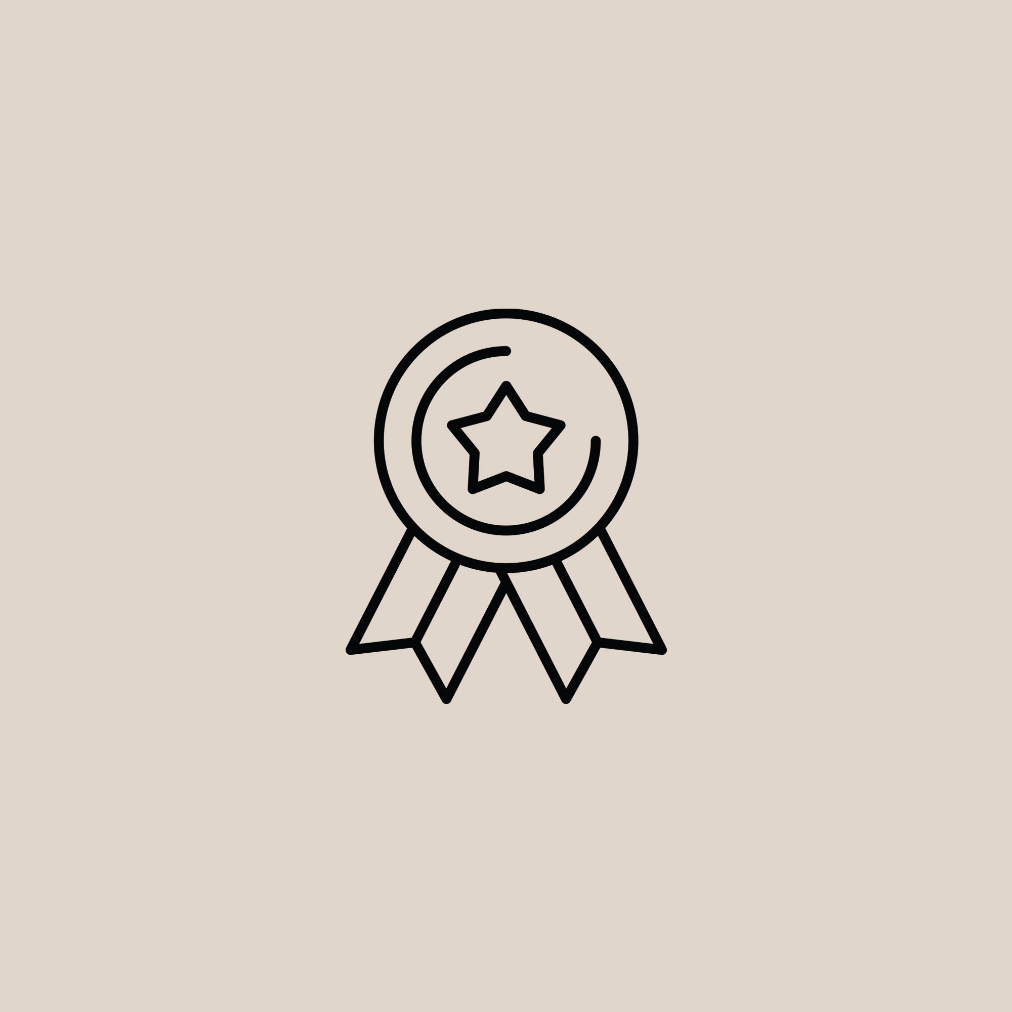 Zwart icoontje van een medaille op een beige achtergrond